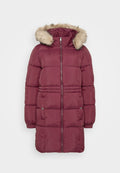 Burgunderfarbene gepolsterte Winterjacke mit Reißverschluss vorne, fellgefütterter Kapuze, strukturiertem Oberflächenmaterial, elastischen Bündchen und Seitentaschen.