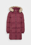 Burgunderfarbene gepolsterte Winterjacke mit Reißverschluss vorne, fellgefütterter Kapuze, strukturiertem Oberflächenmaterial, elastischen Bündchen und Seitentaschen.