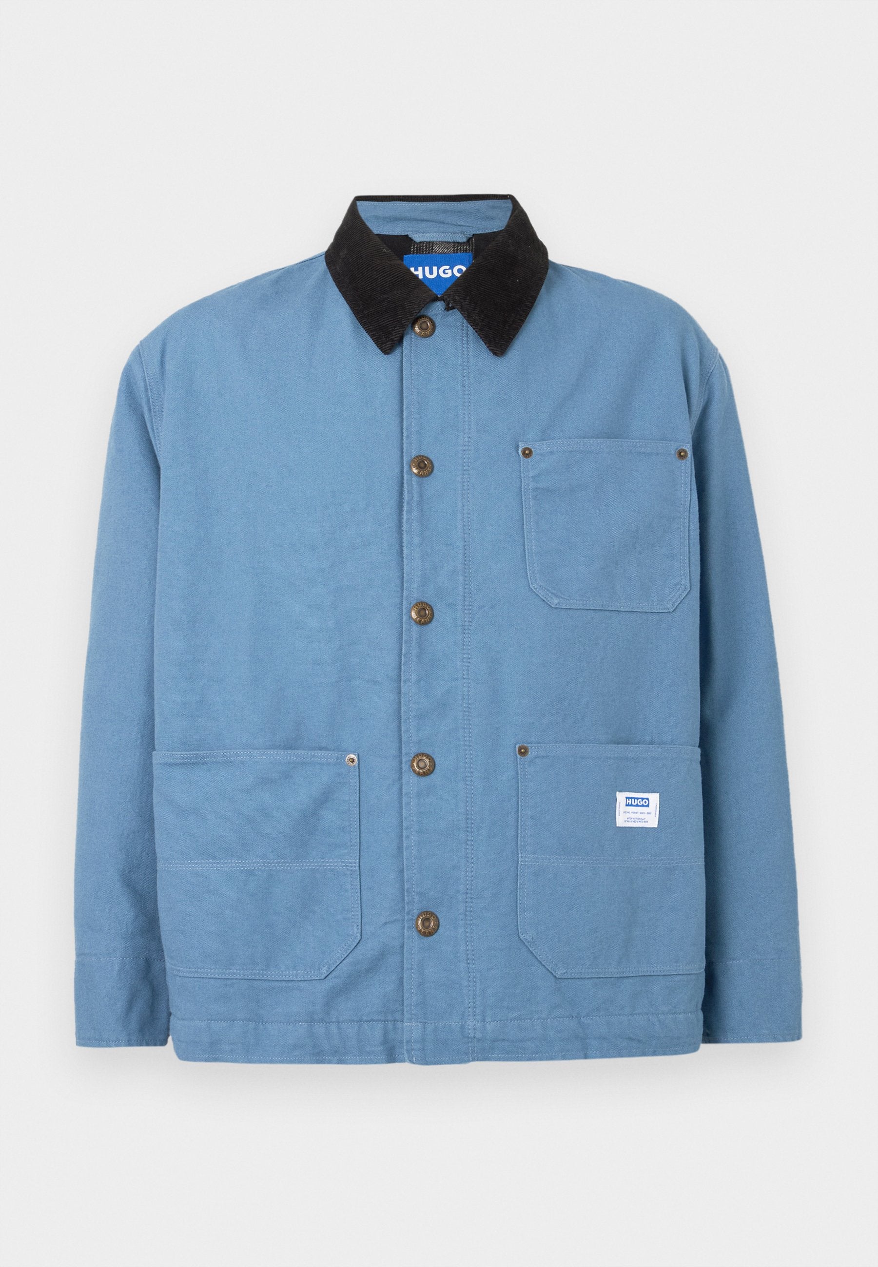 Blaue Canvas-Jacke mit schwarzem Cordkragen, Brusttasche, zwei Fronttaschen und braunen Knopfverschlüssen. Mit einem Markenlabel im Inneren.