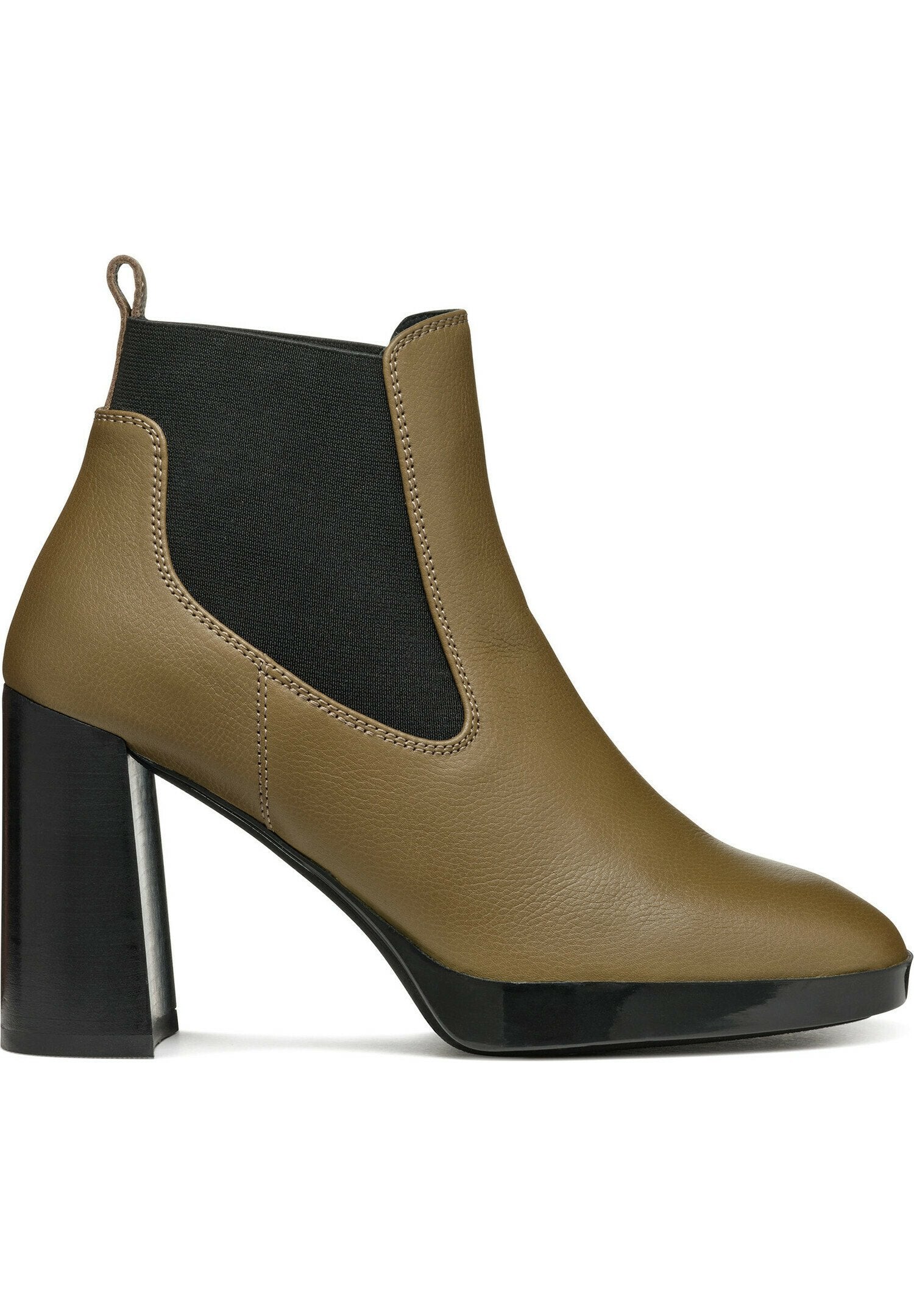 Braune Leder-Stiefelette mit Absatz, schwarzen elastischen Seitenpaneelen, spitzer Zehenform und glänzendem schwarzen Blockabsatz. Glatte Textur, elegantes Design.