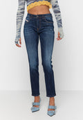 Dunkelblaue Denim-Jeans mit Slim-Fit, leichten Verwaschungen, fünf Taschen und Stichdetails. Kombiniert mit hellblauen Absatzschuhen.