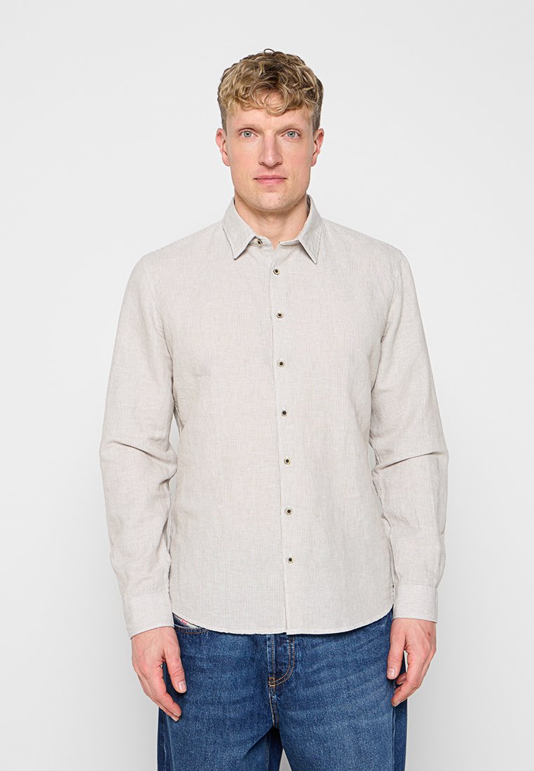 REGULAR FIT Media 1
