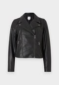 Schwarze Lederjacke in Cropped-Länge mit Reverskragen, asymmetrischem Frontreißverschluss und silbernen Beschlägen. Verfügt über Seitentaschen und eine glatte Textur.