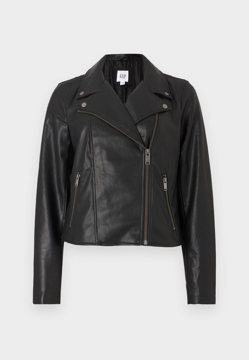 Schwarze Lederjacke in Cropped-Länge mit Reverskragen, asymmetrischem Frontreißverschluss und silbernen Beschlägen. Verfügt über Seitentaschen und eine glatte Textur.