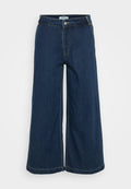 Weite Denim-Hose in Dunkelblau. Mit Knopfverschluss, fünf Taschen, heller Naht und glattem Material.