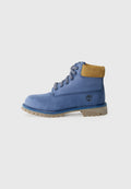 Blaue Leder-Stiefelette mit einem Kragen aus beigefarbenem Wildleder, dekorativen Schnürsenkeln und einer robusten Sohle, die ein kleines Logo an der Außenseite aufweist.