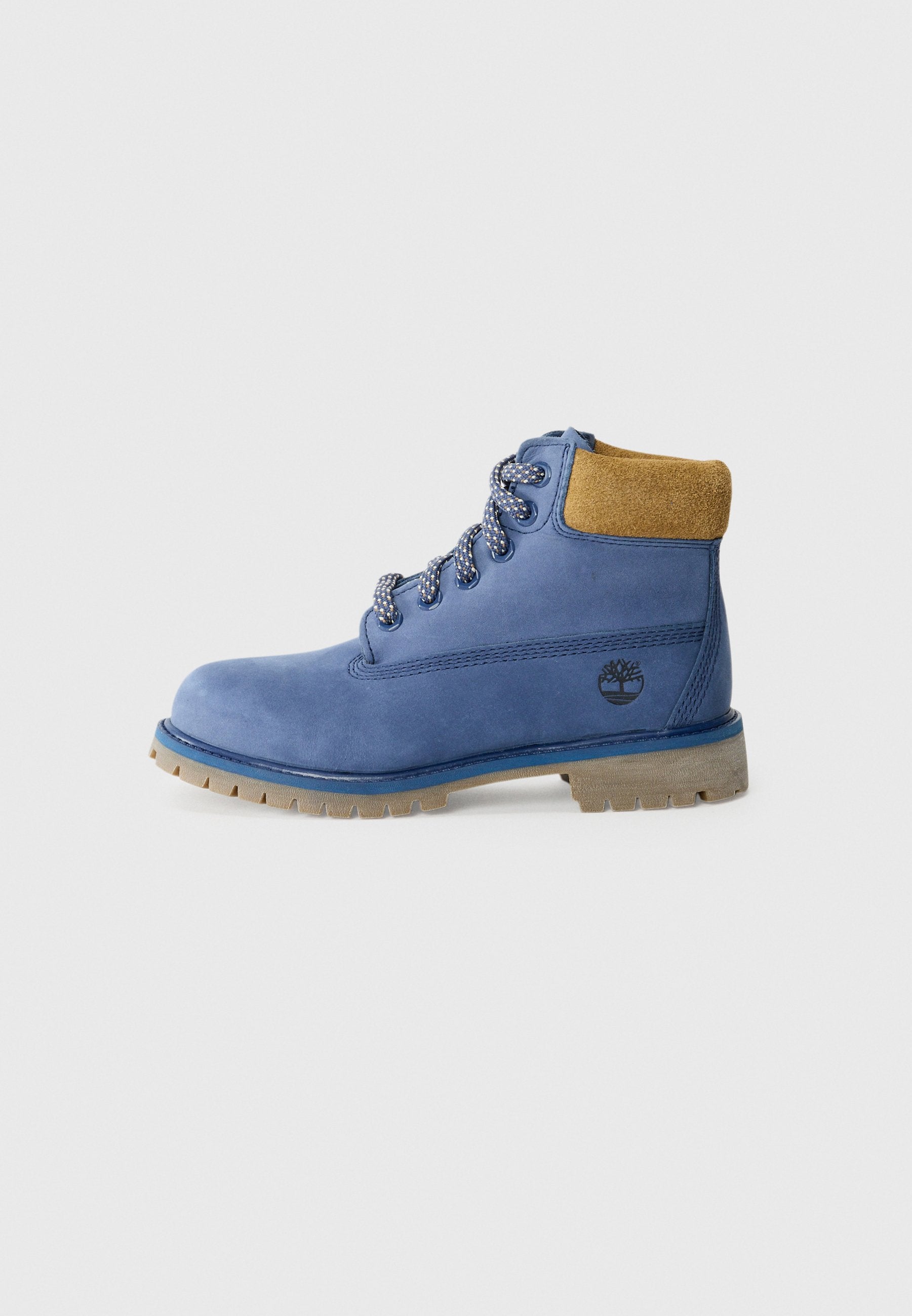 Blaue Leder-Stiefelette mit einem Kragen aus beigefarbenem Wildleder, dekorativen Schnürsenkeln und einer robusten Sohle, die ein kleines Logo an der Außenseite aufweist.