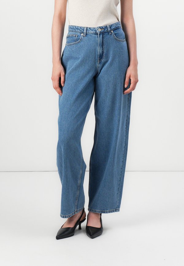 Vero Moda Mom fit VMESTELLE High rise Barrel - Mom Jeans - medium blue denim