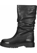 Schwarze Lederstiefel mit einem lässigen Design, gerippter Textur, abgerundetem Zehenbereich und dicker Gummisohle. Merkmale sind minimale Nähte und keine sichtbaren Beschläge.
