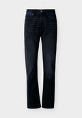 Dunkel indigoblaue Jeans mit geradem Bein, vorn mit Knopf- und Reißverschluss, Gürtelschlaufen und Fünf-Taschen-Design, dargestellt vor schlichtem hellem Hintergrund.