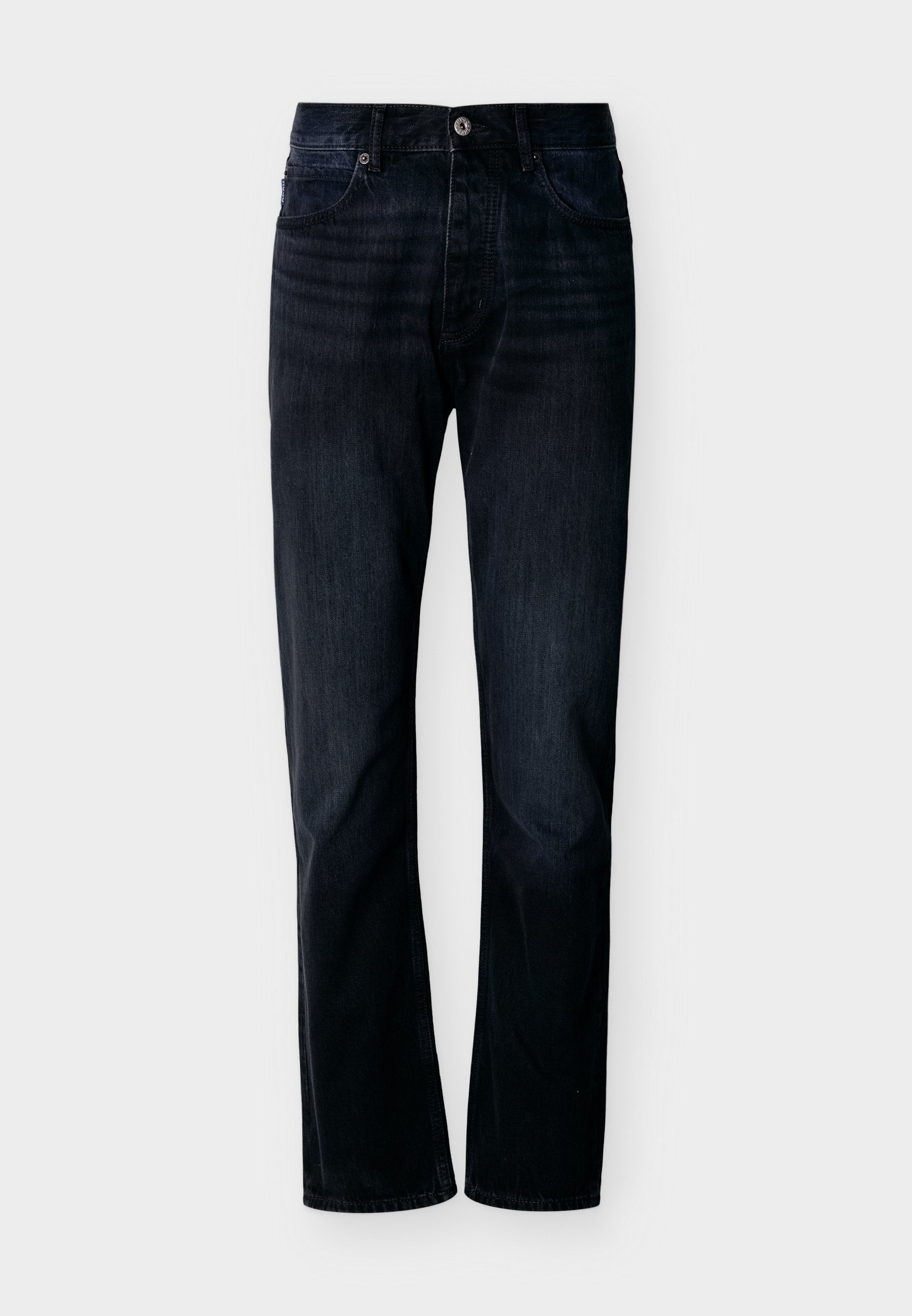 Dunkel indigoblaue Jeans mit geradem Bein, vorn mit Knopf- und Reißverschluss, Gürtelschlaufen und Fünf-Taschen-Design, dargestellt vor schlichtem hellem Hintergrund.