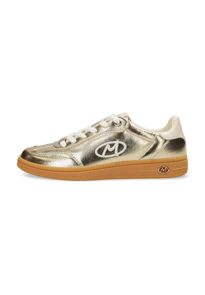 Metallisch goldene Sneakers mit weißen Schnürsenkeln, einer gummierten, hellbraunen Sohle und einem gestickten Logo. Sie verfügen über eine glatte Textur und ein rundes Zehendesign.