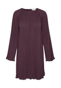 Pflaumenfarbens Kleid mit einer plissierten Textur, rundem Ausschnitt und langen Ärmeln. Es verfügt über eine ausgestellte Silhouette und einen Reißverschluss auf der Rückseite.