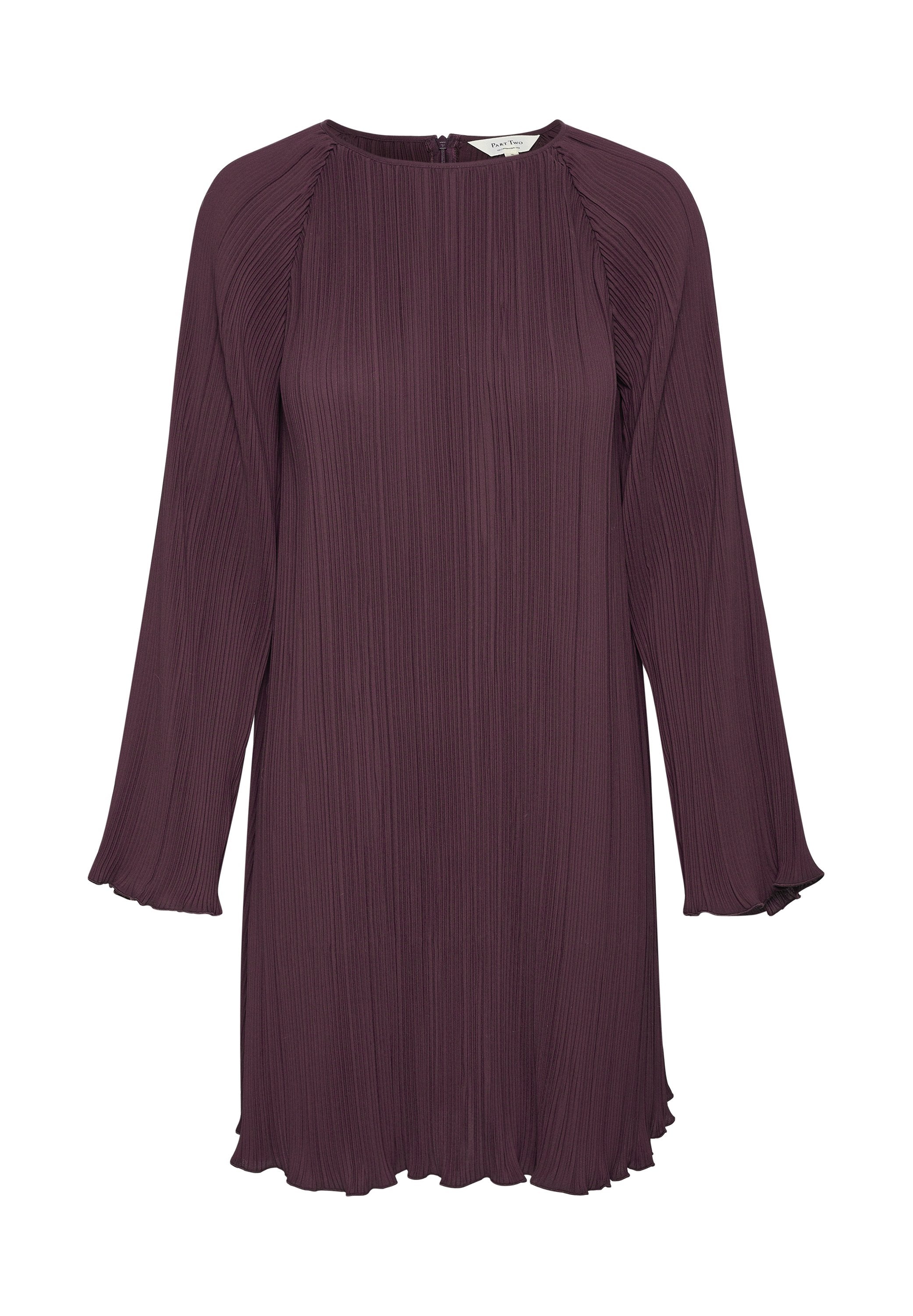 Pflaumenfarbens Kleid mit einer plissierten Textur, rundem Ausschnitt und langen Ärmeln. Es verfügt über eine ausgestellte Silhouette und einen Reißverschluss auf der Rückseite.