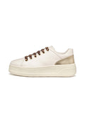 Weißer Sneaker mit niedrigem Schaft, klobiger Sohle, Schnürsenkeln im Leopardenmuster und metallisch goldfarbenem Fersendetail, seitlich auf weißem Hintergrund abgebildet.