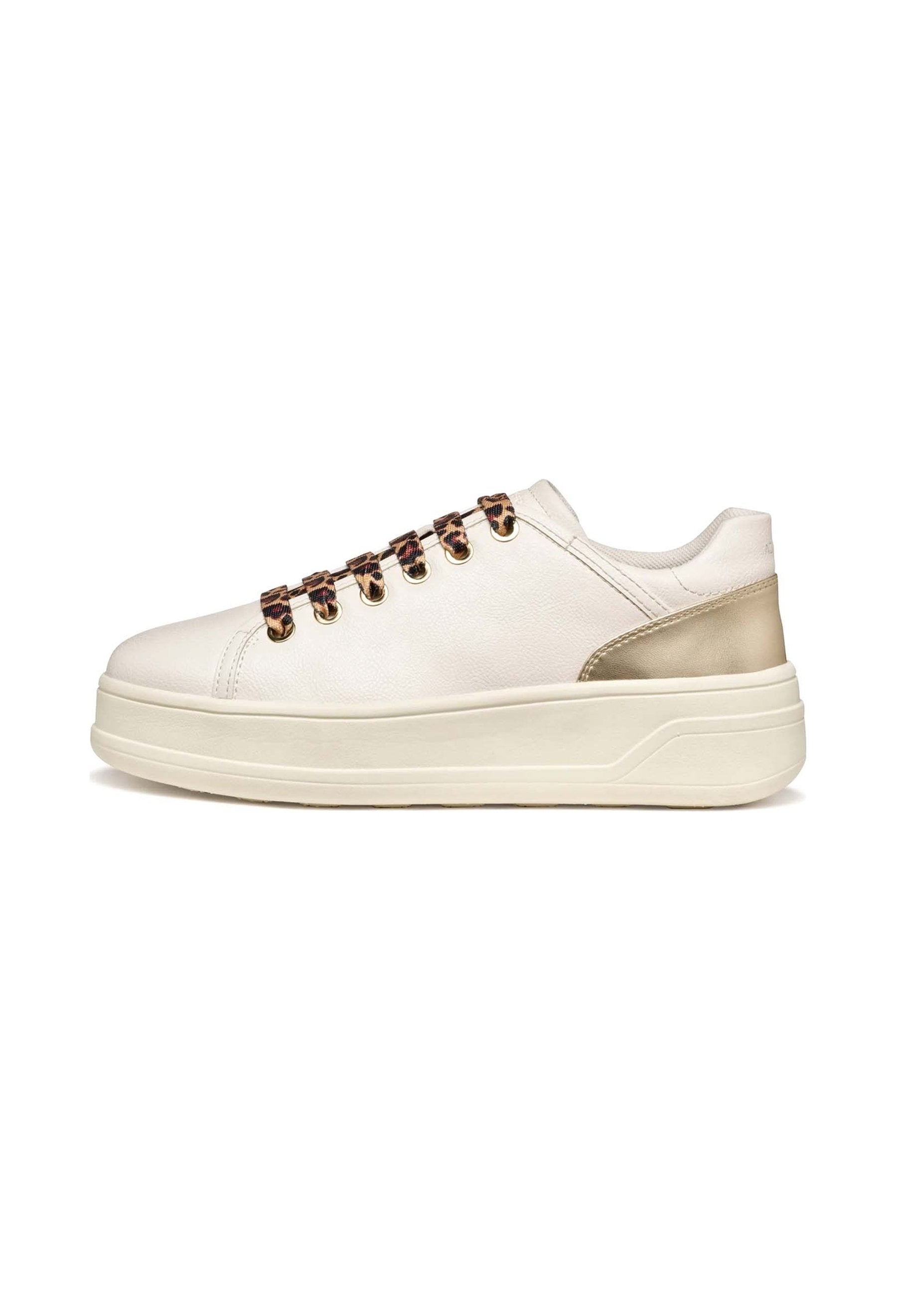 Weißer Sneaker mit niedrigem Schaft, klobiger Sohle, Schnürsenkeln im Leopardenmuster und metallisch goldfarbenem Fersendetail, seitlich auf weißem Hintergrund abgebildet.