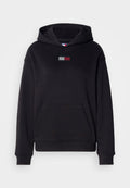 Schwarzer Hoodie mit einer Fronttasche, der ein kleines, farbenfrohes Logo aus Strass auf der Brust hat. Hergestellt aus weichem, strukturierten Stoff.