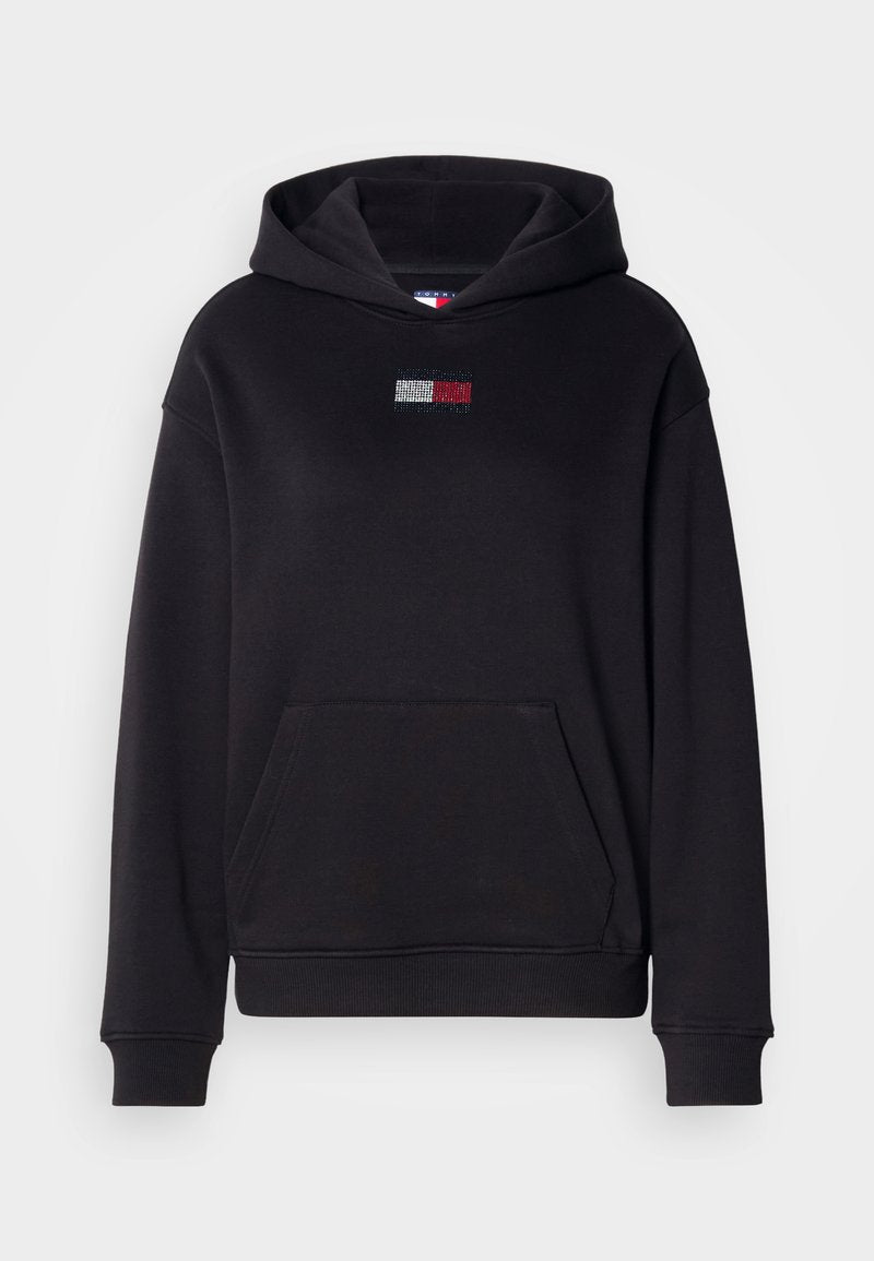 Schwarzer Hoodie mit einer Fronttasche, der ein kleines, farbenfrohes Logo aus Strass auf der Brust hat. Hergestellt aus weichem, strukturierten Stoff.