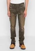 Olivgrüne Hose aus Baumwollmischung mit Kordelzugbund, zwei Fronttaschen und einem leicht abgenutzten Finish.