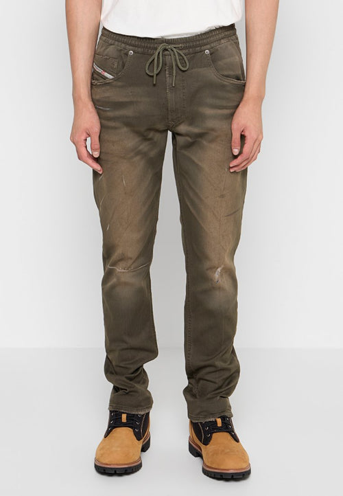 Olivgrüne Hose aus Baumwollmischung mit Kordelzugbund, zwei Fronttaschen und einem leicht abgenutzten Finish.