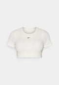 Abgeschnittenes weißes T-Shirt aus geripptem Stoff mit kurzen Ärmeln und Rundhalsausschnitt; mit kleinem schwarzen Nike-Logo auf der Brust.