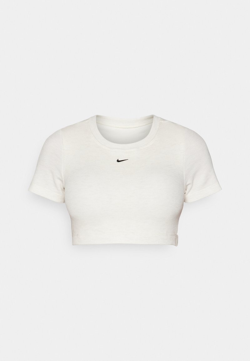 Abgeschnittenes weißes T-Shirt aus geripptem Stoff mit kurzen Ärmeln und Rundhalsausschnitt; mit kleinem schwarzen Nike-Logo auf der Brust.