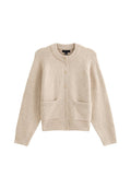 Beige gestrickte Strickjacke mit rundem Ausschnitt, vorderem Knopfverschluss, zwei Taschen und Rippenbündchen. Weicher Stoff mit einem lässigen Schnitt.