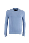 Hellblauer Strickpullover mit rundem Ausschnitt, gerippten Bündchen und Saum, mit kleinem gesticktem Logo auf der Brust.