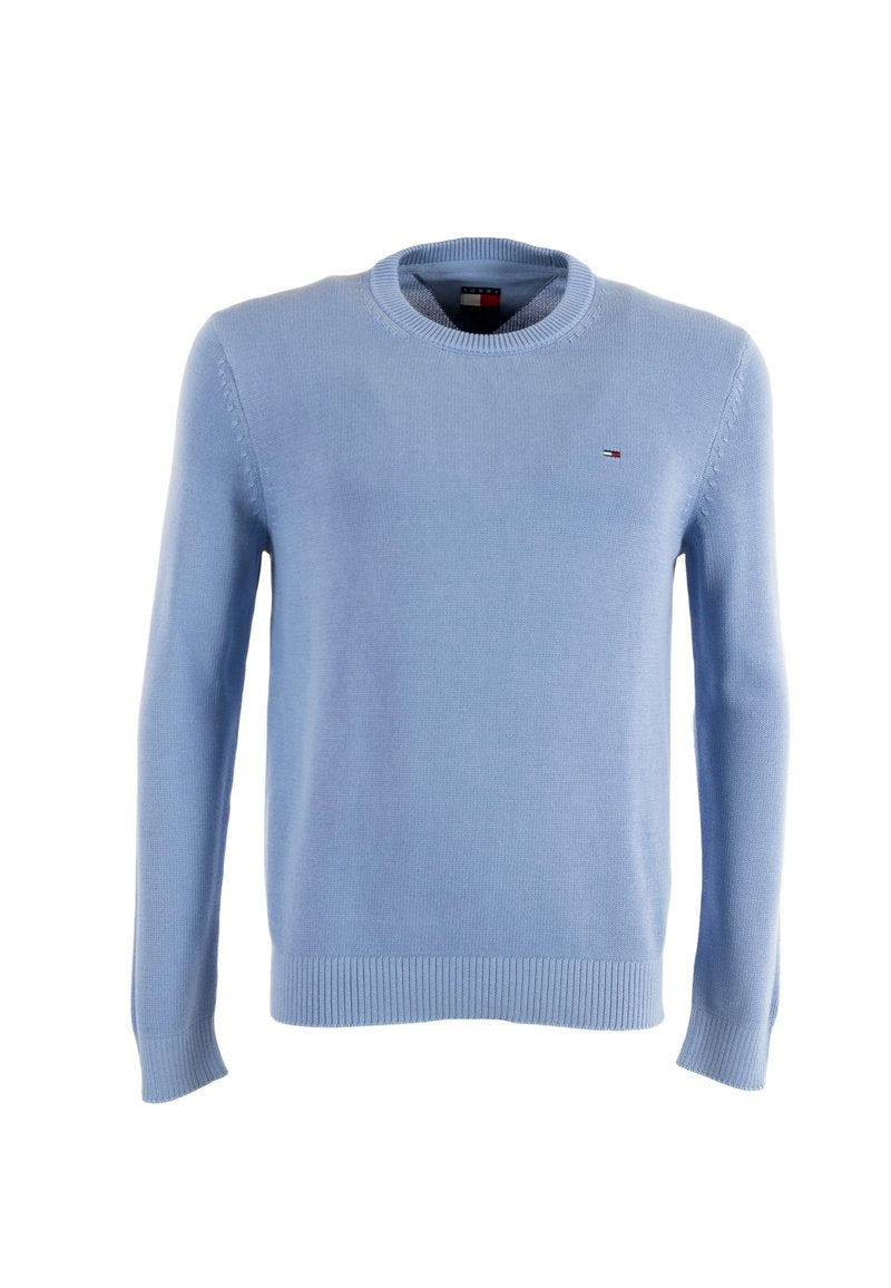 Hellblauer Strickpullover mit rundem Ausschnitt, gerippten Bündchen und Saum, mit kleinem gesticktem Logo auf der Brust.