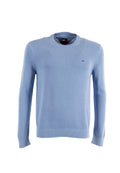 Hellblauer Strickpullover mit rundem Ausschnitt, gerippten Bündchen und Saum, mit kleinem gesticktem Logo auf der Brust.