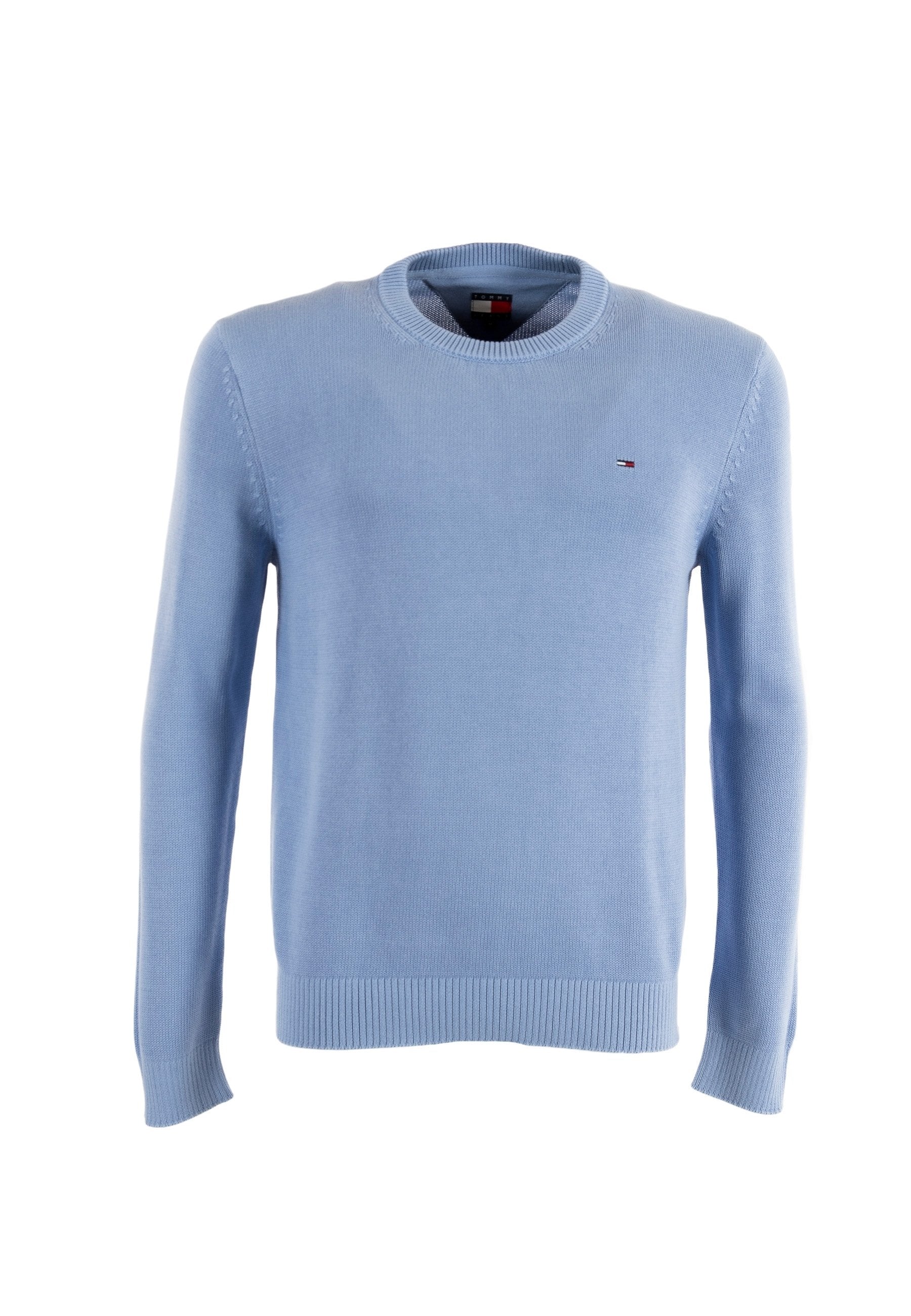 Hellblauer Strickpullover mit rundem Ausschnitt, gerippten Bündchen und Saum, mit kleinem gesticktem Logo auf der Brust.