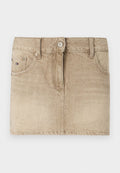 Beige Denim-Minirock mit glatter Textur, ausgestattet mit Fronttaschen, einem Knopfverschluss und dezenten Nähdetails.