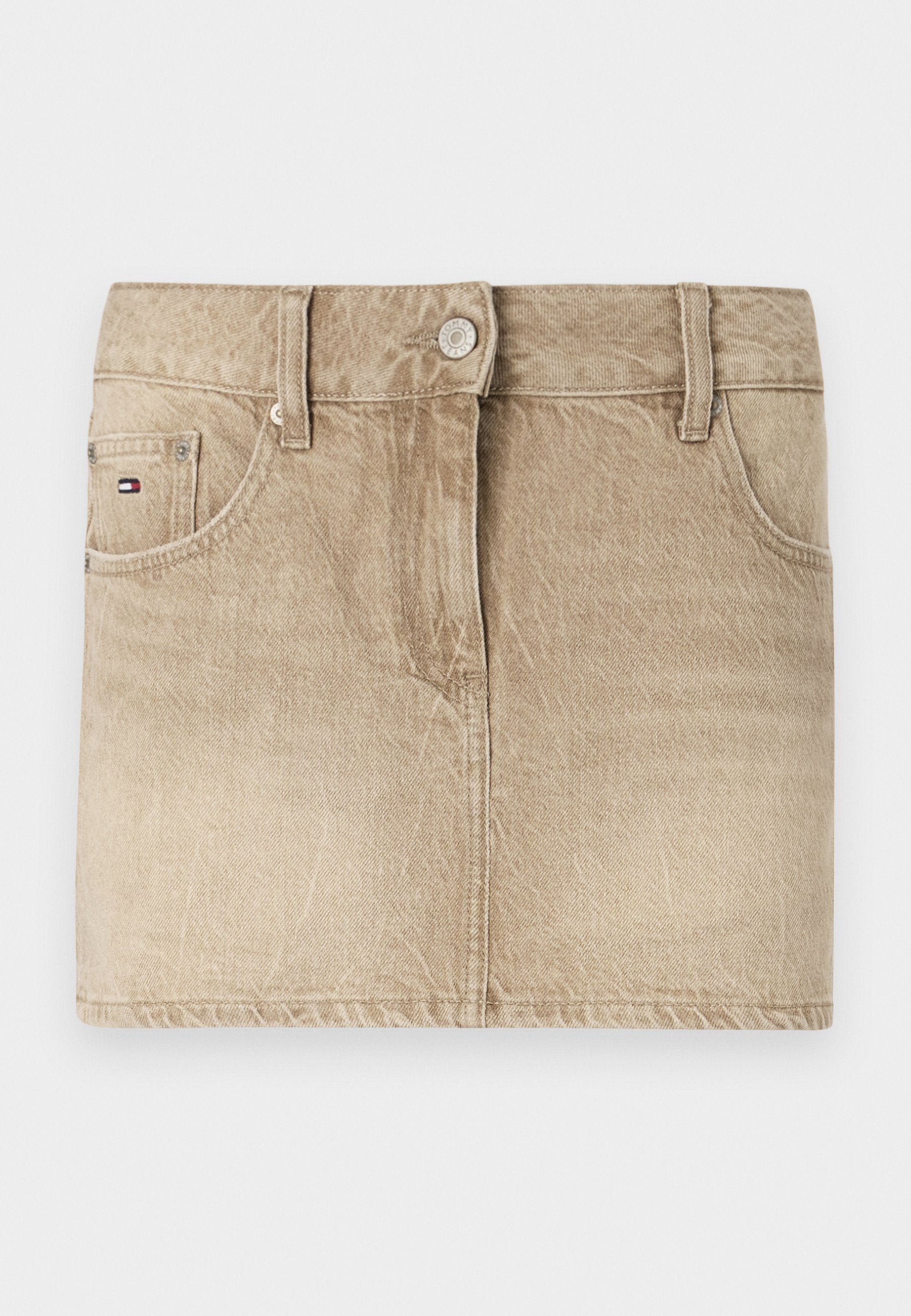 Beige Denim-Minirock mit glatter Textur, ausgestattet mit Fronttaschen, einem Knopfverschluss und dezenten Nähdetails.