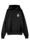 Schwarzer Kapuzenpullover mit frontaler Tasche, der ein rundes Patch auf der Brust mit Bergmotiven und Text zeigt. Weicher Stoff, lässiges Design.