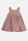 Ärmelloses Kleid in gedecktem Pink mit floralem Muster, ausgestattet mit gerafftem Taillenband und einem leicht ausgestellt Rock, aus leichtem Stoff gefertigt.