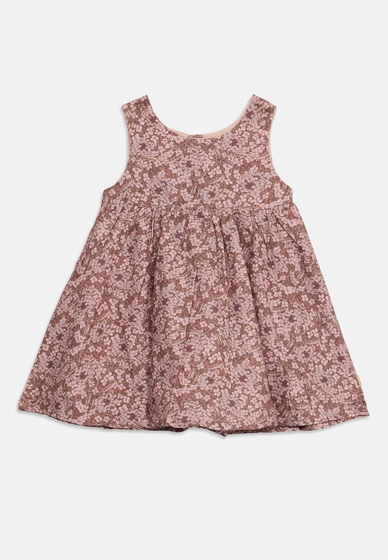 Ärmelloses Kleid in gedecktem Pink mit floralem Muster, ausgestattet mit gerafftem Taillenband und einem leicht ausgestellt Rock, aus leichtem Stoff gefertigt.