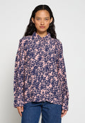 Langarm-Hemd mit Knopfleiste im navyblauen und rosa abstrakten Muster. Aus leichtem Stoff gefertigt, mit klassischem Kragen und lockerer Passform.