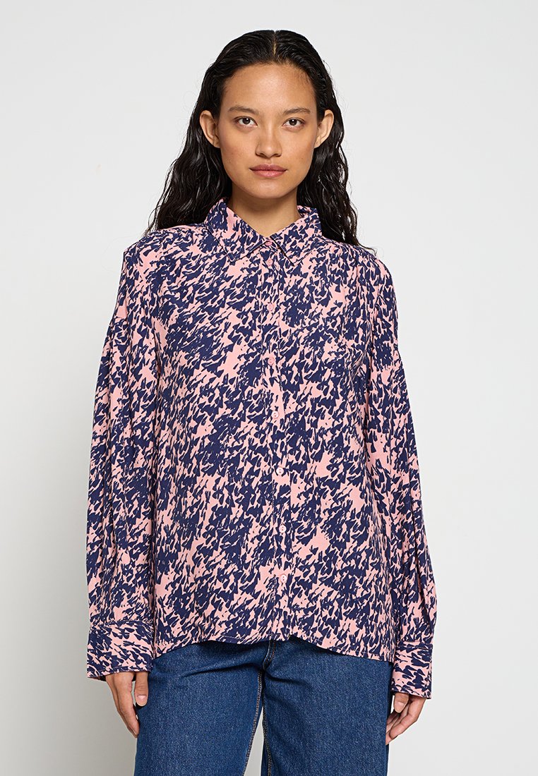 Langarm-Hemd mit Knopfleiste im navyblauen und rosa abstrakten Muster. Aus leichtem Stoff gefertigt, mit klassischem Kragen und lockerer Passform.
