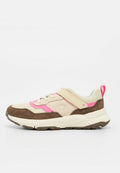 Beige, brauner und pinkfarbener Turnschuh mit Klettverschluss, Schnürdetails, gepolstertem Kragen und profilierter Sohle, auf weißem Hintergrund dargestellt.