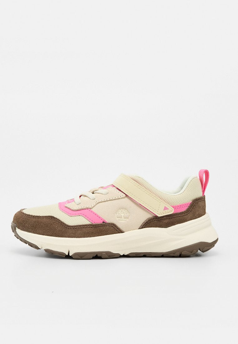 Beige, brauner und pinkfarbener Turnschuh mit Klettverschluss, Schnürdetails, gepolstertem Kragen und profilierter Sohle, auf weißem Hintergrund dargestellt.