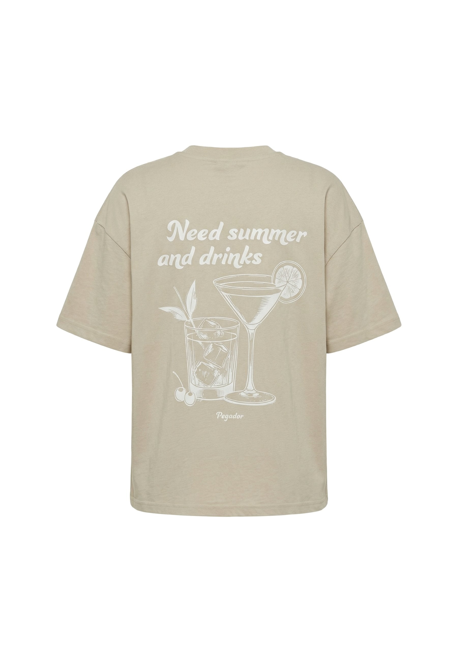 Beiges Kurzarmhemd mit weißem Text "Need summer and drinks" und Illustrationen von zwei Cocktailgläsern mit Garnituren auf der Rückseite.