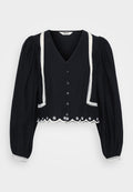 Schwarze, verkürzte Bluse mit puffigen Ärmeln, Spitze entlang des Ausschnitts und Taschen, mit weißer Blumenstickerei am Saum.