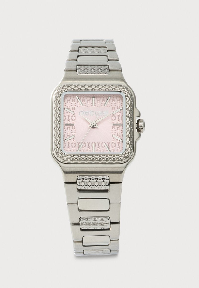 Silberne Metallarmbanduhr mit quadratischem pinkfarbenem Zifferblatt und gemustertem Gehäuse und Gliedern, die Stunden-, Minuten- und Sekundenzeiger zeigt.