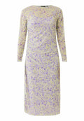 Langarmkleid in sanften Tönen von Gelb und Lila mit floralem Muster, weichem Stoff, leicht drapierter Schnitt und einem seitlichen Schlitz.