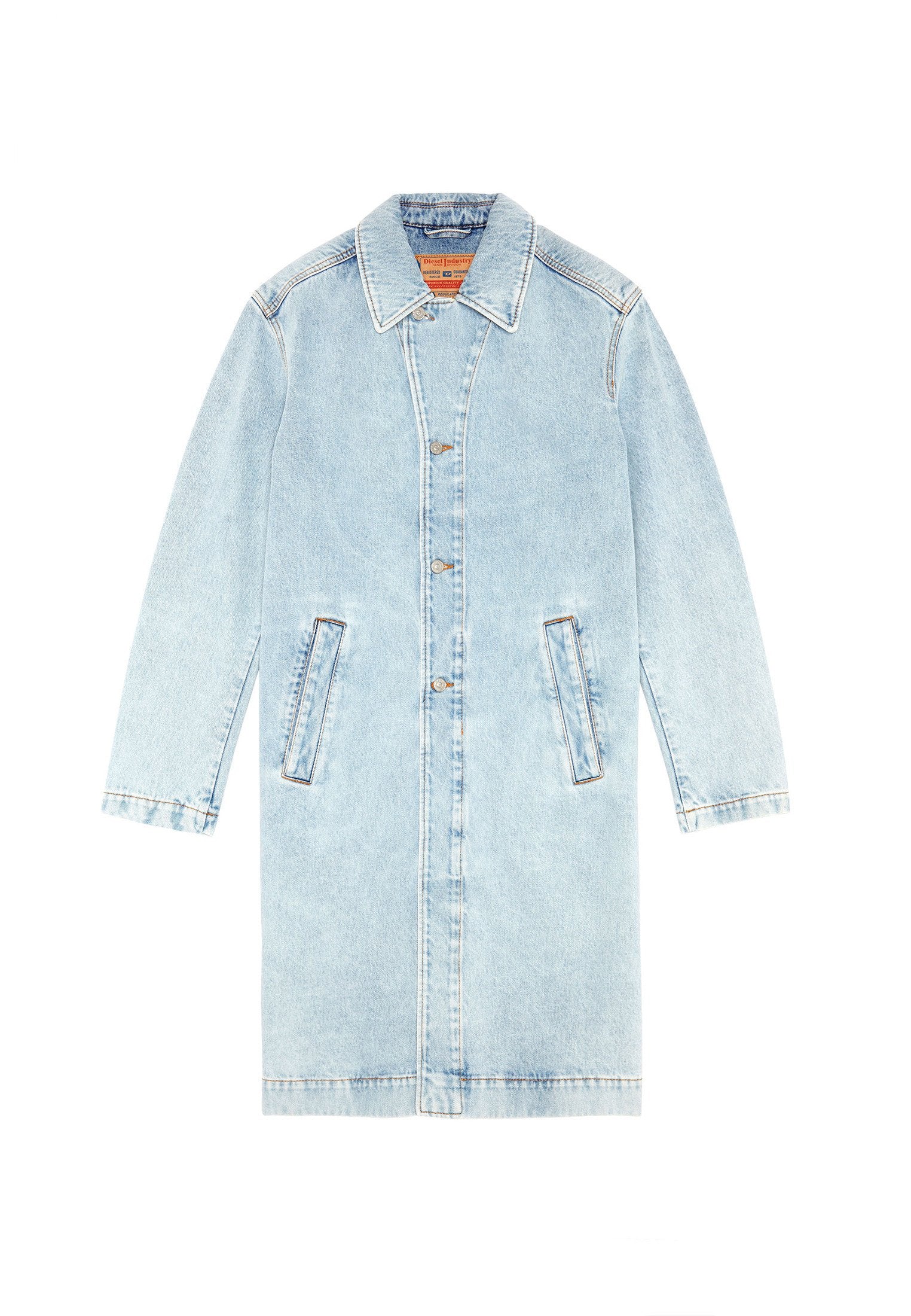 Hellblauer Denim-Mantel mit langen Ärmeln, Kragen, vorderen Knöpfen und seitlichen Taschen. Verfügt über einen geraden Schnitt und eine ausgewaschene Textur.