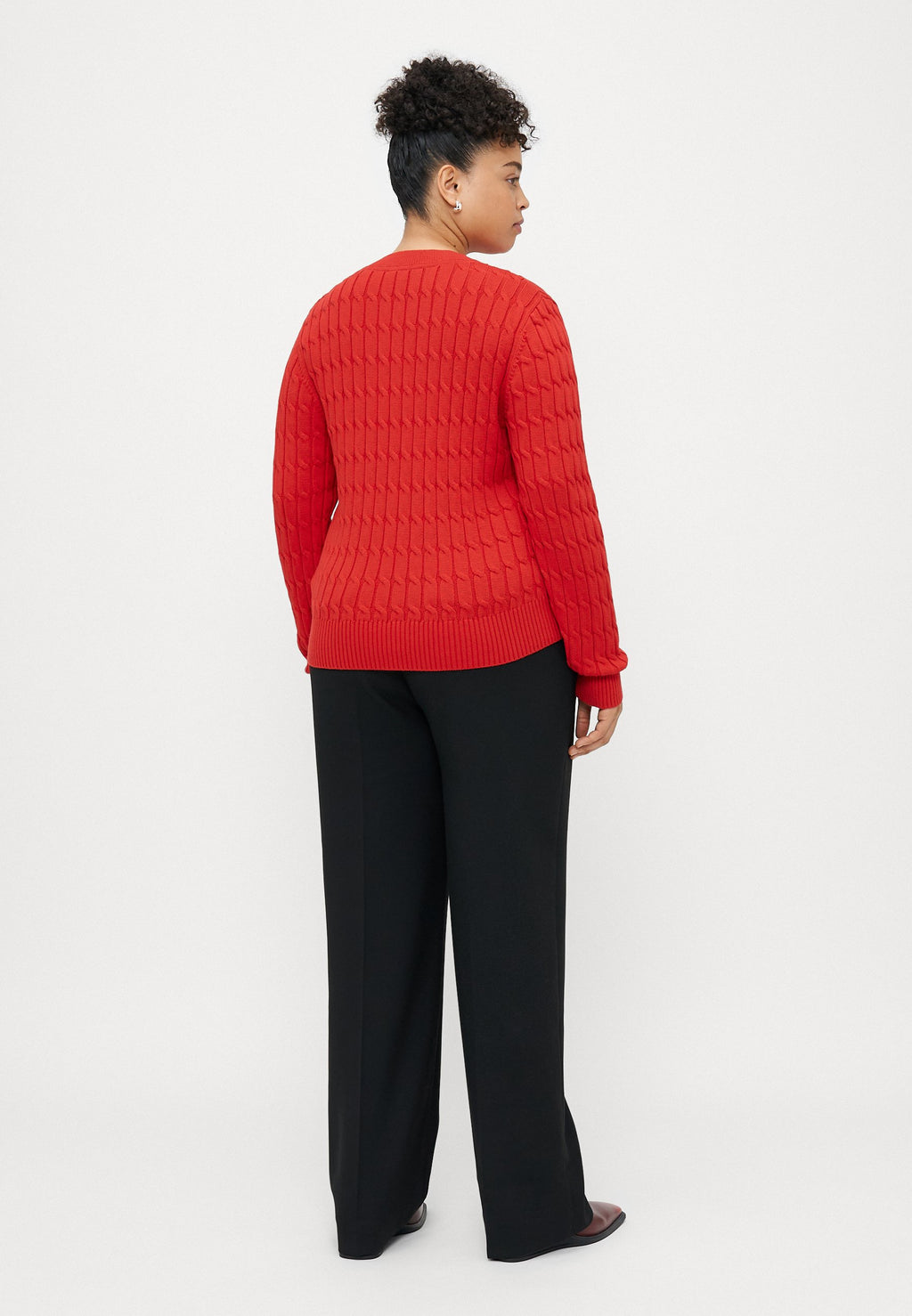 CURVE CABLE KNIT CREW NECK JUMPER Media 4