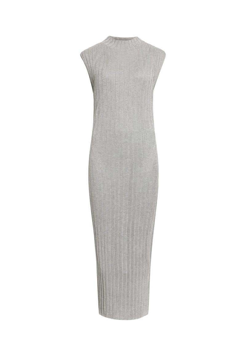 Graues, geripptes Midikleid mit einem Stehkragen und ärmellosem Design. Es hat eine figurbetonte Silhouette und eine glatte Textur.