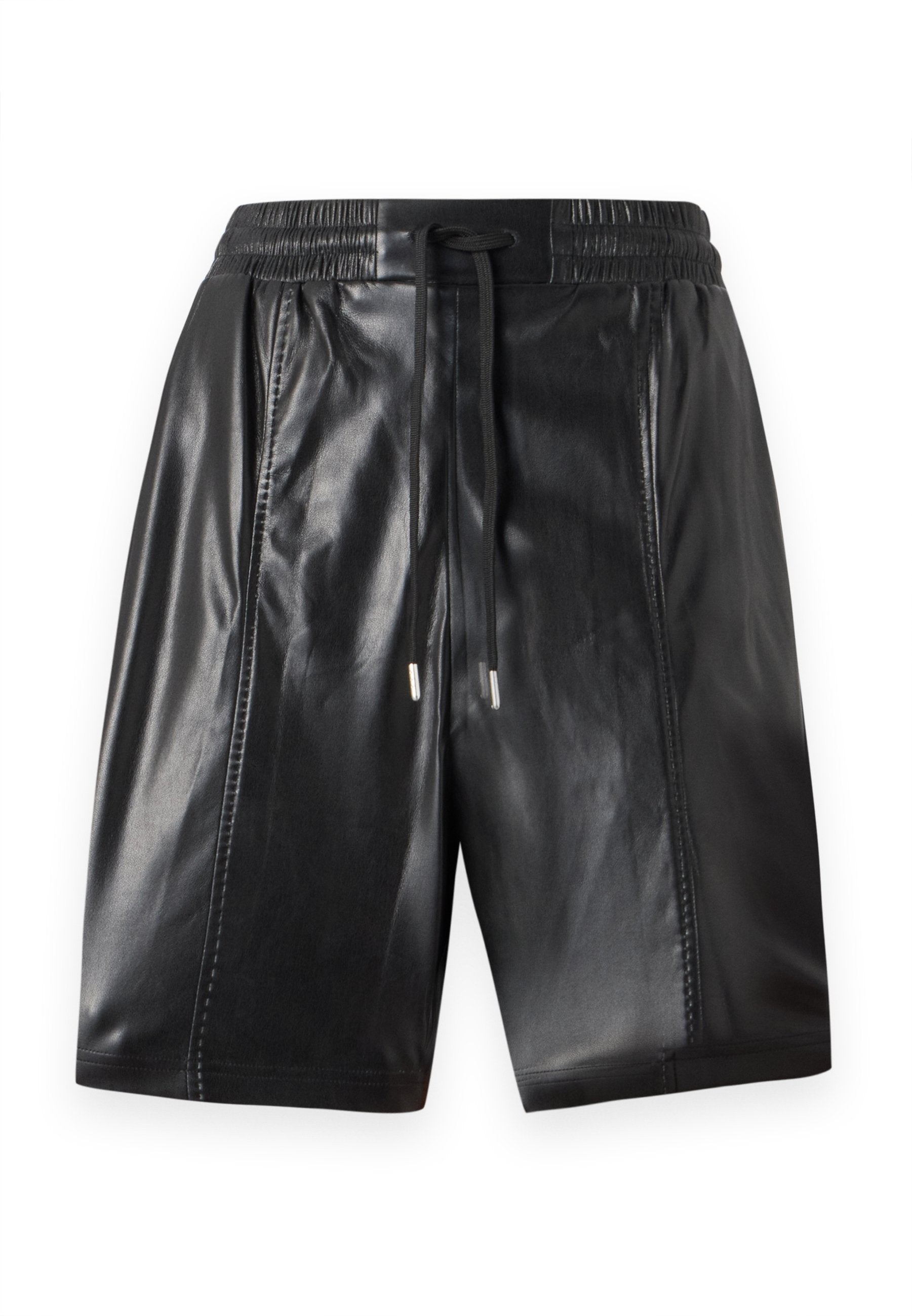 Schwarze Leder-Shorts mit einem elastischen Bund, Kordelzug-Detail und Seitennähten. Glatte Textur mit glänzendem Finish.