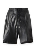 Schwarze Leder-Shorts mit einem elastischen Bund, Kordelzug-Detail und Seitennähten. Glatte Textur mit glänzendem Finish.