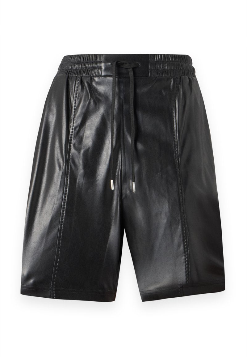 Schwarze Leder-Shorts mit einem elastischen Bund, Kordelzug-Detail und Seitennähten. Glatte Textur mit glänzendem Finish.